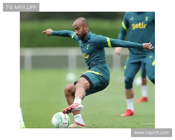因暴雨导致球场积水严重欧协联一场比赛被迫中断引发关注